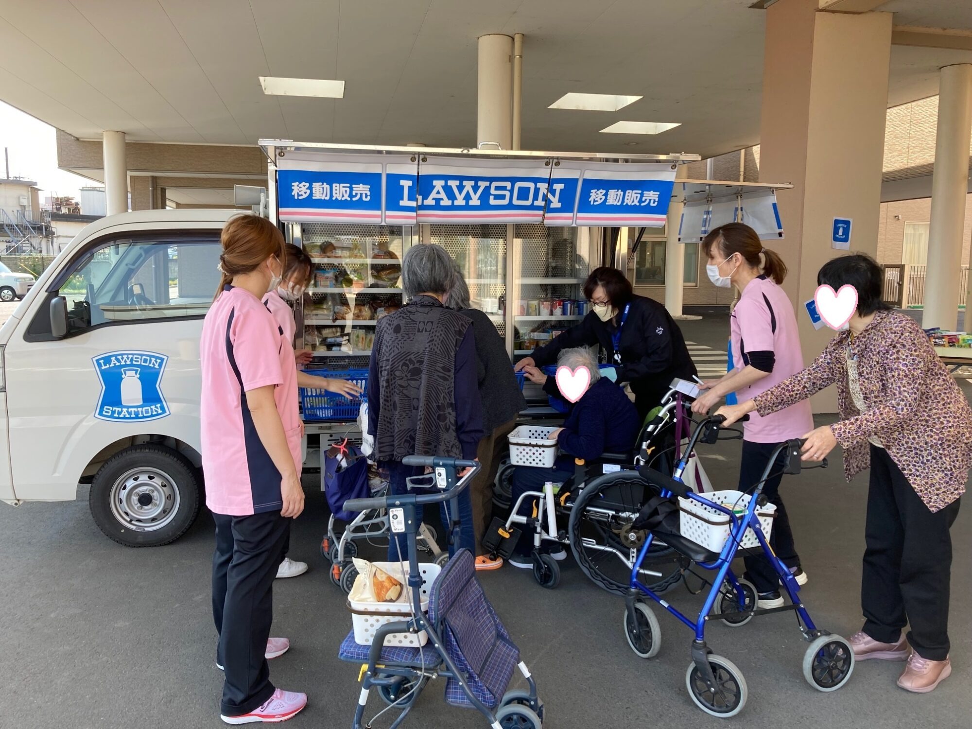 自立支援や屋外訓練の一環として、<br>買い物支援等も行っております!