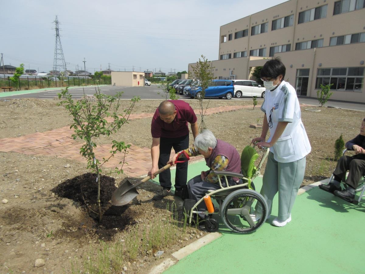 【植樹イベント】<br>ご利用者様も参加してリハビリ広場に<br>植物を植えました。